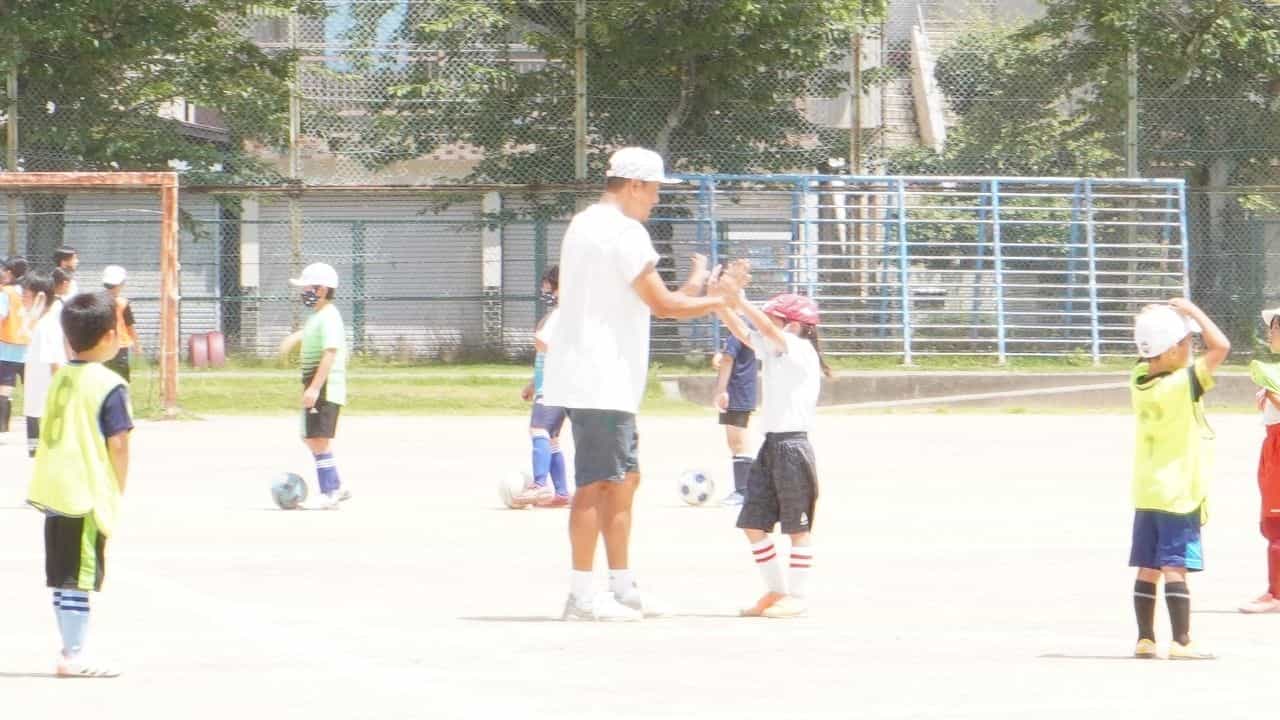 地域のサッカー少年団で子どもたちを指導しています