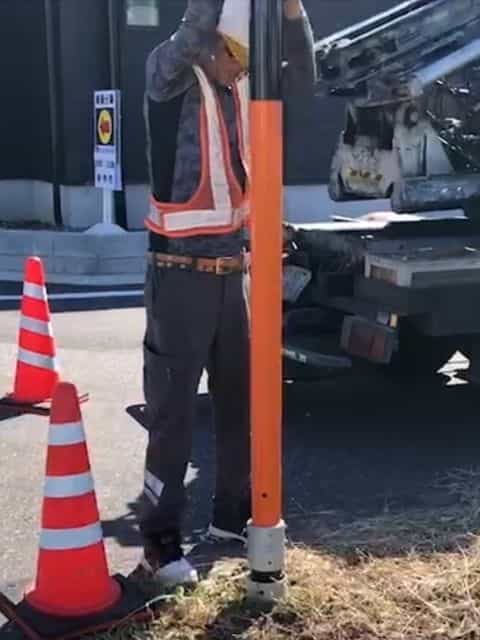 岐阜市の土木・建設工事・脱着式SP基礎 株式会社 AKメンテナンスの脱着式SP基礎の施工手順2「支柱の建柱」